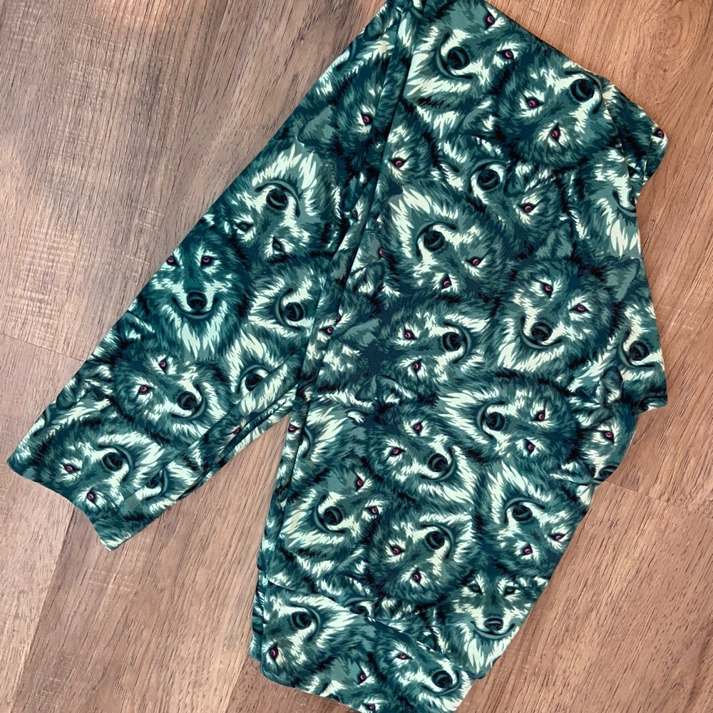 LULAROE WOLVES GREEN OS one size